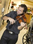 François Ouimet, violoniste, au CHUM.